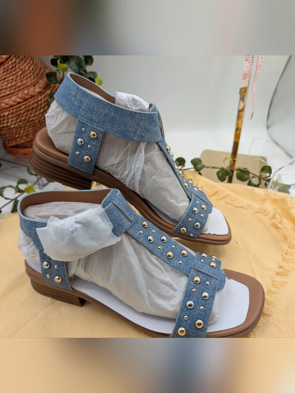 Naturalizer Brandy Stud Blue Denim Sandals Women's Size 8 Comfort T-Strap Low...